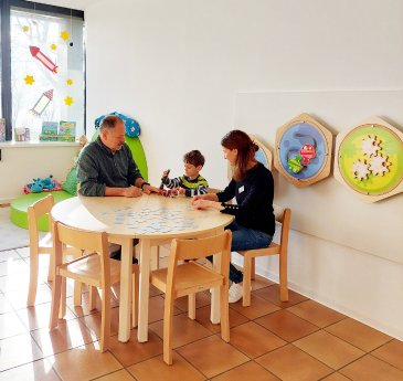 Spielen im neuen Spielzimmer des Hegau-Jugendwerk_2.jpg