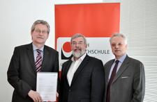 von links nach rechts: FH-Präsident Prof. Dr. Stefan Bartels, Staatssekretär Rolf Fischer, Ministerium für Bildung und Wissenschaft des Landes Schleswig-Holstein und Präsidiumsbeauftragter für E-Learning und Weiterbildung Prof. Dr. Rolf Granow (Foto: Pressestelle FH Lübeck)
