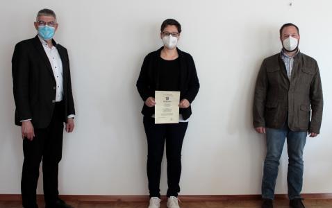 Landrat Manfred Görig (links) und der stellvertretende Leiter des Amtes für Veterinärwesen, Verbraucherschutz und Ordnungsangelegenheiten, Dr. Torsten Scheid, freuten sich, Judith Otterbein zur Bienensachverständigen bestellen zu können