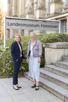 Carmen Klünder und Katja Lembke vor dem Landesmuseum Hannover (c) Landesmuseum Hannover.jpg