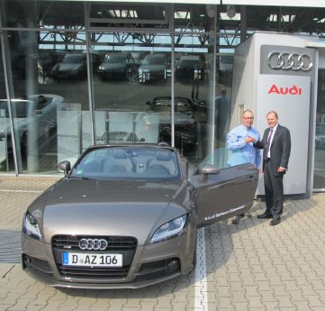 v.l.n.r.Gewinner Dirk Feldmann_Joachim Kurth Leiter Audi Zentrum Düsseldorf.JPG