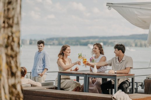 Konstanz-Inselhotel-Rothaus-Biergarten-Terrasse-Bodensee-Trinken-Aperitif-Bier-Glas-Gruppe-.jpg