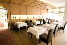 Früh übt sich, wer ein echter Gourmet werden will! Im Kinder-Knigge-Kurs im Seehotel Leoni am Starnberger See erfahren kleine Feinschmecker alles über Tischmanieren und das richtige Verhalten im Restaurant. Foto: Seehotel Leoni