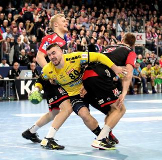 HC Erlangen mit guter Abwehrleistung hier gegen Jannik Kohlbacher / Bild: HJKrieg, Erlangen