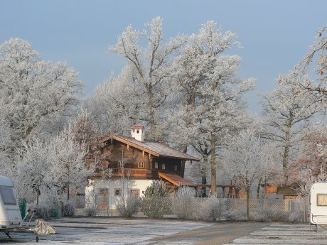 Winter Holmernhof Biergartenhaus.jpg