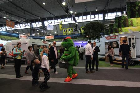 Das Marskottchen Didi Dethleffs ist natürlich vor allem bei Kindern beliebt. Damit sich die Eltern in Ruhe auf dem Stand umsehen können, gibt es bei Dethleffs einen eigenen Bereich für Kids mit Spielgeräten, die die Dethleffs Lehrwerkstatt gebaut hat