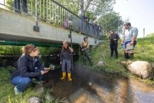 Studierende im Bachelor Bauingenieurwesen können sich zum Beispiel im Bereich Wasser und Boden spezialisieren und lernen, wie Wasser- und Bodensysteme nachhaltig geplant, genutzt und geschützt werden