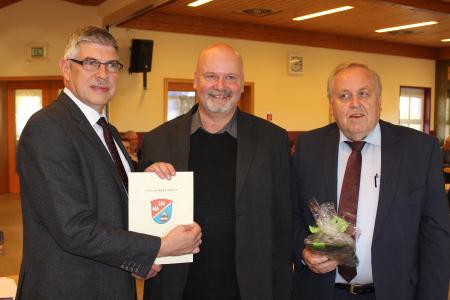 Landrat Manfred Görig (links) und Kreistagsvorsitzender Dr. Hans Heuser (rechts) verleihen Dr. Udo Ornik den Ehrenbecher in Verbindung mit der silbernen Anstecknadel des Vogelsbergkreises. Foto: Sabine Galle-Schäfer