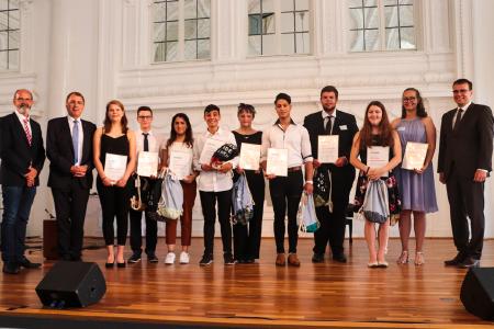 Werkrealschulpreis 2019, Gruppenbild: Die Preisträger des Werkrealschulpreis im Fach Gesundheit und Soziales mit den Preisstiftern von Caritas und Diakonie und Volker Schebesta vom Kultusministerium (v.l.: Bernhard Slatosch (für die Caritas in Baden-Württemberg), Oberkirchenrat Dieter Kaufmann (Vorstandsvorsitzender Diakonie Württemberg), Lina Steinhart, Dennis Schäfer, Helin Pacaci, Christian Corosu, Leonie Pia Krinke, Nawid Kakah, Maurice Cron, Annkatrin Bronner, Merle Barmwater, Volker Schebesta (Staatsekretär im Kultusministerium)). Es fehlt: Preisträgerin Michelle Peege