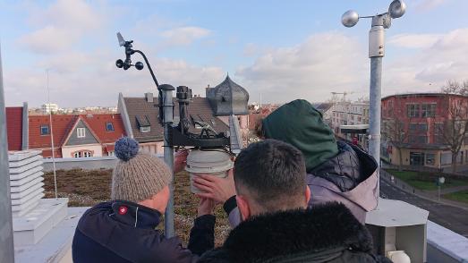 Das Projektteam der Wetterstation erneuert die Technik auf dem Dach, aber ein Großteil der Arbeit findet im Server-Raum statt / Foto: Tim Königs