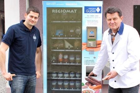 Der „Brotzeitautomat“ ist für die Oberpfälzer Familienmetzgerei Guber zur Erfolgsgeschichte geworden: Michael (li.) und Hans Guber (re.) müssen besonders am Wochenende mehrmals täglich nachfüllen. Foto: obx-news