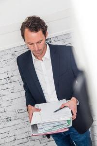 Menschen mit einer Depression schaffen ihre Arbeit so lange, wie sie sozialer Kontrolle unterliegen: am Arbeitsplatz vor Ort erscheinen, sich in festen Strukturen bewegen und so weiter. Entfällt dies, weil das Unternehmen Homeoffice vorschreibt, implementieren Ergotherapeuten Kontrollmechanismen, um die Betroffenen in die Handlung zu bringen. (© DVE/ Janine Metzger)