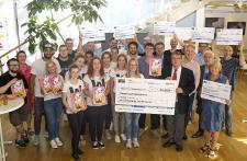 Alle Förderprojekte kamen, um ihren Scheck abzuholen. Der Rekorderlös von 25.000 Euro wurde auf sechs Projekte aufgeteilt / Fotohinweis: J. Untch/Vogel Communications Group