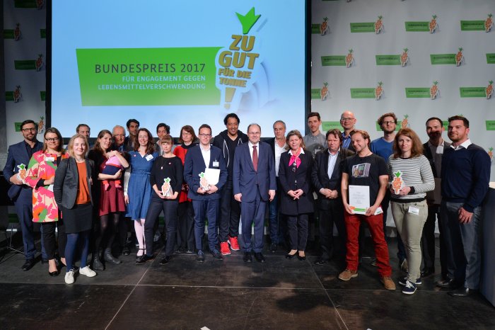 Zgfdt_Bundespreis_Gewinner mit BM Christian Schmidt und Jury__(c)_BMEL_Christof Rieken.jpg