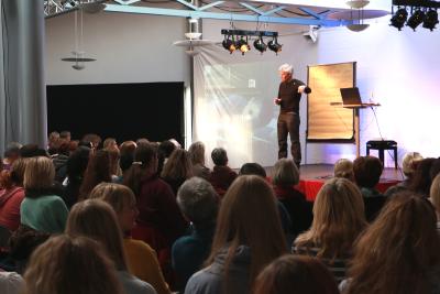 Klaus Kokemoor beim Fachtag zum Thema Autismus: Zu sehen ist ein Junge im Kindergartenalter, er liegt auf dem Boden und hat Waggons aneinandergereiht. „Für ihn soll der Zug nirgendwo hinfahren, es gibt keine Geschichte dazu, Niklas freut sich einfach an der Reihe Wagen und die sollen bei ihm bleiben.“ / Foto: Gaby Richter