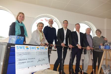 v.l.n.r:Christina Tiedemann (Abteilungsleitung Pflege- und Erziehungsdienst der Klinik für Kinder- und Jugendpsychiatrie), Helga Entenmann (Vorsitzende Förderverein proklinikum), Gunter Joas (Chefarzt der Klinik für Kinder- und Jugendpsychiatrie), Dominik Völker (Leiter Vertrieb und Marketing der Stadtwerke Esslingen), Bernd Sieber (Geschäftsführer Klinikum Esslingen), Otto Blumenstock (Vorstandsmitglied des Fördervereins) und Stefanie Wechsler (stellv. Leitung des Rohräckerschulzentrum, SBBZ Schüler in längerer Krankenhausbehandlung) bei der Übergabe des Geschenke. Foto: Klinikum Esslingen