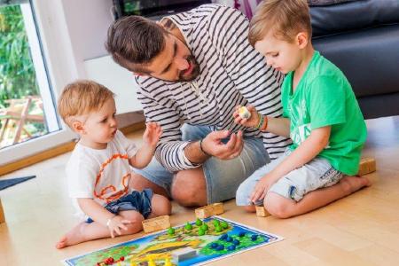 Was macht den Sinn des eigenen Lebens aus – sind es Kinder, die Familie? Dies zu erkennen, bringt eine neue Wertigkeit und erhöht die Motivation Schlafsuchender, ihren Alltag gemeinsam mit ihrem Ergotherapeuten Schritt für Schritt umzugestalten. (© DVE/ Janine Metzger)