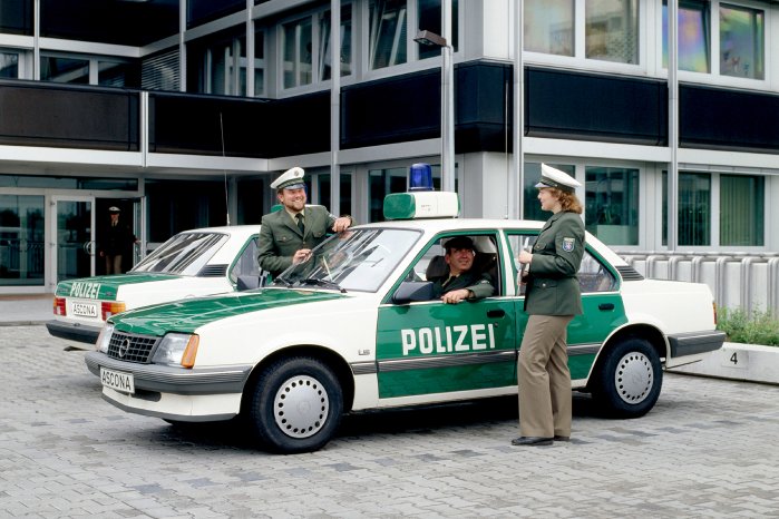 07-Opel-Ascona-Polizei-291100.jpg