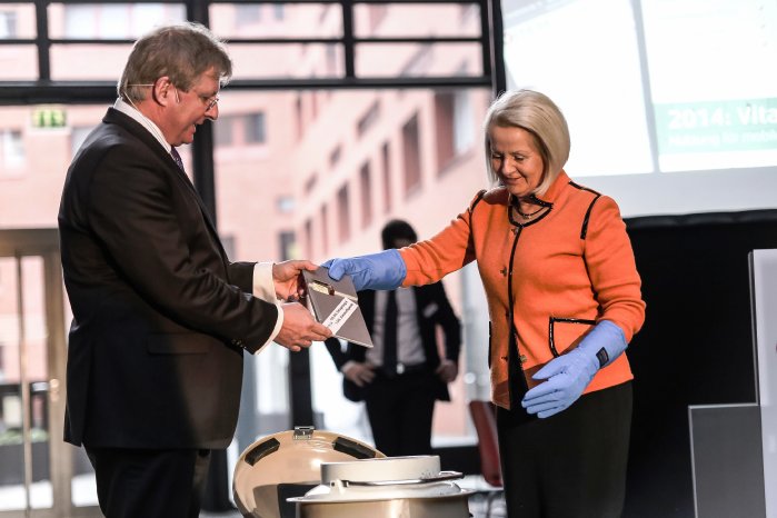 Staatsministerin Christine Clauß lagert mit Dr. Andre Gerth das 100.000. Stammzelldepot ein.jpg