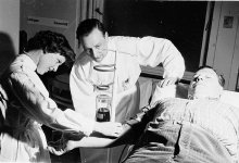 Dr. Heinz Merkel (Mitte) war neben seiner Tätigkeit als Anästhesist auch Leiter der Blutbank (Foto von 1955)