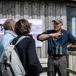 Der Juister Nationalpark-Ranger Markus Großewinkelmann bei einer seiner Hauptaufgaben: Den Menschen den Nationalpark Wattenmeer und seine Besonderheiten näherbringen (Foto: Lars Wehrmann).