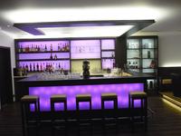 Im neuen „Club 44“ im Seehotel Leoni in Berg erstrahlt die Bar in wechselnden Farben. Foto: Seehotel Leoni