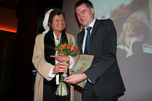 Sonja Moor mit BuD-Präsident Roy Augustin und dem Märkischen Gaumengold.JPG