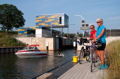 Radler an Schleuse / Quelle: Tourismusverband Lausitzer Seenland, Nada Quenzel