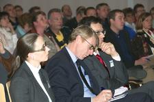 Lisa Helli (Rechtsberaterin der Handwerkskammer), Präsident Harald Herrmann und Justiziar Richard Schweizer (v.li.n.re.) verfolgten den Vortrag von Philipp Merkel ebenfalls