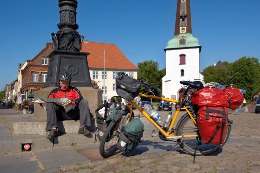 10-Radfahrer Marktplatz Glückstadt_1_©Holstein Tourismus-photocompany.jpg