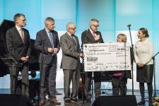 v. li.: Claus Bolza-Schünemann (Koenig & Bauer), Dr. Gunther Schunk (Vogel Business Media), Dr. Klaus Mapara (Krick), David Brandstätter (Main-Post), Ursula Weber (Halma e.V.) sowie Hülya Düber (Stadt Würzburg, Halma e.V.). Foto: Vogel Business Media/K. Heyer