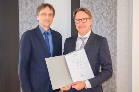 Zum Honorarprofessor der Hochschule Osnabrück bestellt wurde Dr. Michael Böckelmann (rechts). Der Geschäftsführer der Schüchtermann-Schiller’schen Kliniken ist bereits seit 2008 Lehrbeauftragter der Hochschule. Die Urkunde überreichte ihm Hochschulpräsident Prof. Dr. Andreas Bertram / Foto: Hochschule Osnabrück
