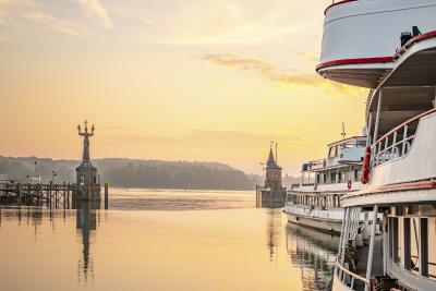 Konstanz Hafeneinfahrt Imperia BSB Schiffe Abendrot Herbst, Copyright MTK Dagmar Schwelle