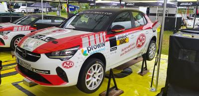 AvD Opel Corsa-e Rally für Service aufgebockt