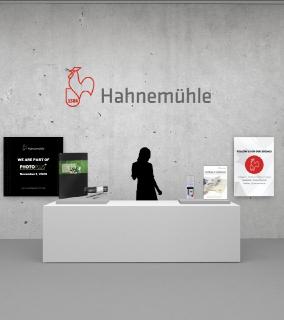Digitaler Infopoint und Empfangsbereich der Hahnemühle Galerie
