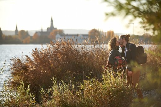 Konstanz-Seeuferweg-Bodensee-Muenster-Paerchen-Ufer-Kuss-Querformat_Herbst-01_Copyright_MTK.jpg