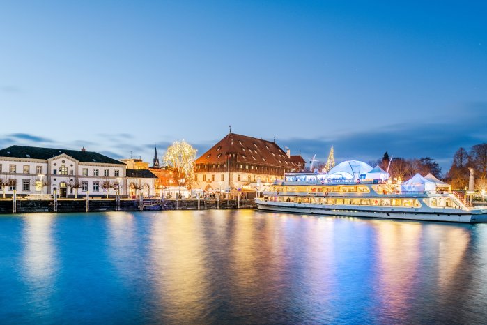 Konstanz-Weihnachtsmarkt-Silhouette-Panorama-Abendstimmung-Konzil-Weihnachtsschiff-Hafenstr.jpg