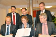 von links (sitzend): Prof. Dr. Peter Dominiak, Präsident Universität zu Lübeck, Friederike C. Kühn, Präses IHK zu Lübeck, Prof. Dr. Stefan Bartels, Präsident FH Lübeck, stehend v.l.: Lars Schöning, Hauptgeschäftsführer IHK zu Lübeck, Prof. Dr. Thorsten Buzug, Vizepräsident der Universität zu Lübeck und Prof. Dr-. Jürgen Klein, FH Lübeck und Leiter Kompetenzzentrum Gründung und Management