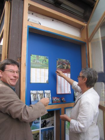 Manfred Bauer und Jutta Seuring bestücken das Nationalparkfenster.JPG