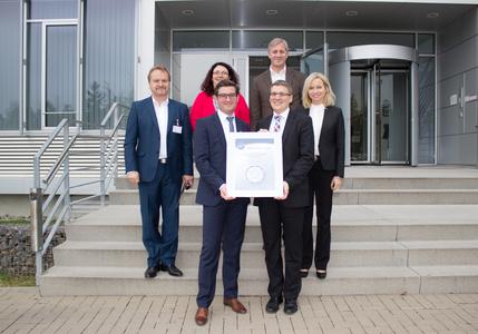 v. li. hinten. Hermann Wagner, Co-Auditor Kaizen Institut; Heike Settles, Lean Admin Spezialistin Roding; Dr. Oliver Prause, Continental Business Services Felicitas Kell, Auditorin Kaizen Institut, v. li. vorne: Dr. Claudio Longo, Leiter Entwicklungslabore Continental Roding, Michael Mauer, Leiter Entwicklung Benzin-Hochdruckpumpe Continental Roding