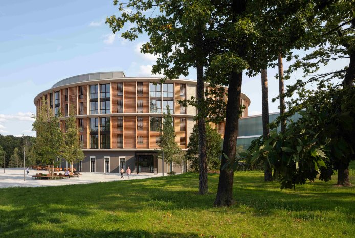 Waldkliniken Eisenberg - inmitten der Natur (c)HG Esch.jpg