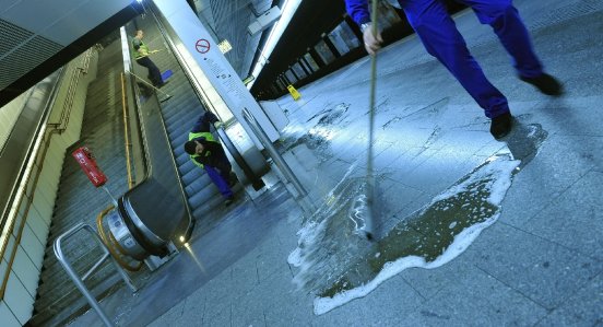 Reinigungsarbeiten_in_der_U-Bahn[1].jpg