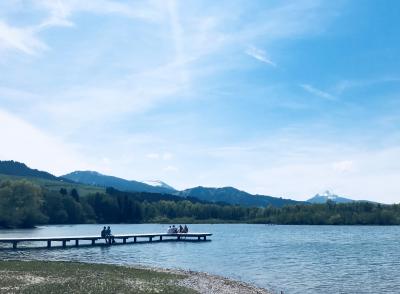 Seesteg am weitläufigen Strand- und Wiesengelände des Camping-Grüntensee-International