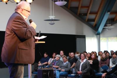 Schulleiter Holger Arnold lud das Publikum zum Fachtag ein / Foto: Gaby Richter