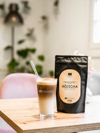 Hojicha-Latte_mit-KI-bearbeitet.png