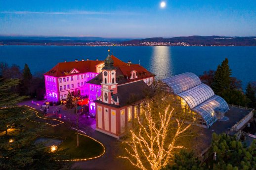 Konstanz-Mainau-Christmas-Garden-Schloss-Palmenhaus-Schlosskirche-Bodensee-Mond-Abend-01_Co.jpg