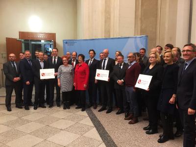 Bundeswirtschaftsministerin Brigitte Zypries überreichte am 4. Dezember 2017 in Berlin den Fördermittelbescheid. (2.v.l.: Prof. Dr. Carsten Kunkel | 6.v.l.: Dr. Frank Hartmann) / Fotograf / Quelle: BITMi