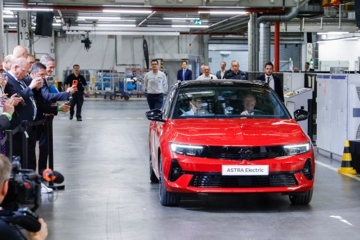 BundeskanzlerOlafScholzfhrtdenvollelektrischenOpelAstraimWerkRsselsheimvomBand..jpg