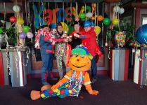 Foto von links nach rechts: Viel Freude bei der gemeinsamen Planung der Altweiberparty  im Wunderland Kalkar haben Han Groot Obbink (Wunderland Kalkar/Messe Kalkar), Horst Scharkowski (Verhuven Reisen aus Xanten), Dominik Loock (Magic Sound Veranstaltungstechnik aus Goch-Kessel) und Dominique van Keeken (Wunderland Kalkar/Messe Kalkar). Maskottchen Kernie leistet natürlich ebenfalls Unterstützung