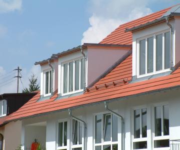 Dachdecker in der Planungsphase einbinden: Mit Gauben wird aus dem Dach-Speicher eine lichtdurchflutete Wohnung.